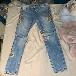 It gives off “wait? Where did you get those jeans from” kind of vibe!